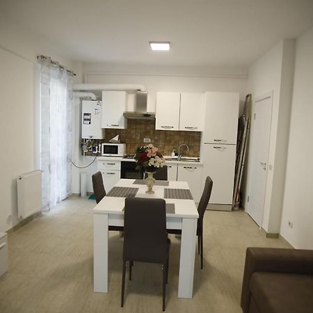 Lar Apartment Focşani Esterno foto