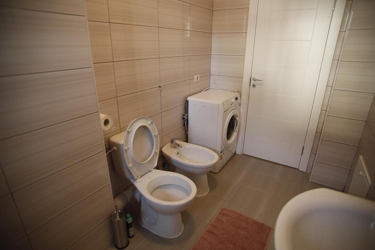 Lar Apartment Focşani Esterno foto