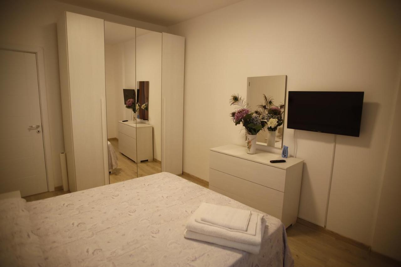 Lar Apartment Focşani Esterno foto