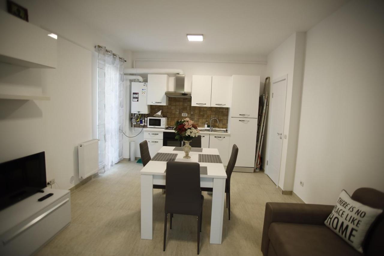 Lar Apartment Focşani Esterno foto