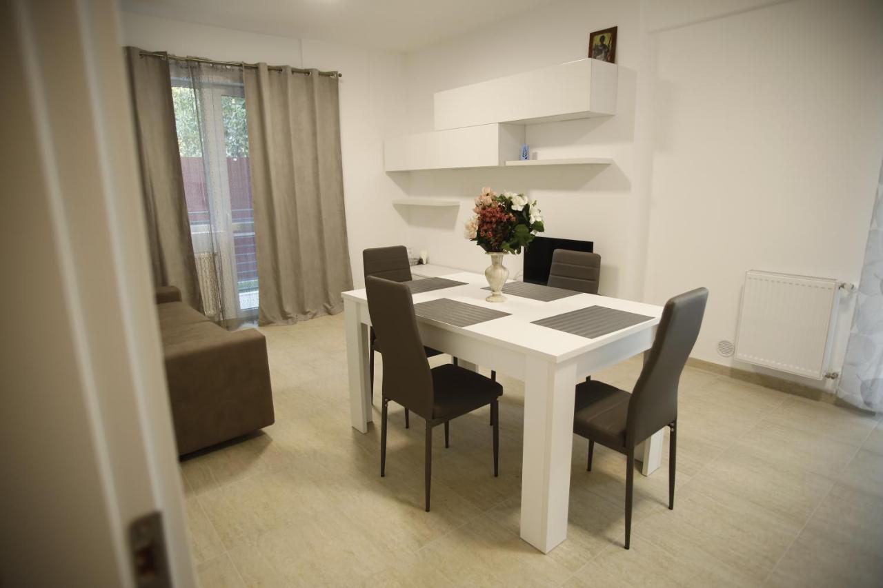 Lar Apartment Focşani Esterno foto