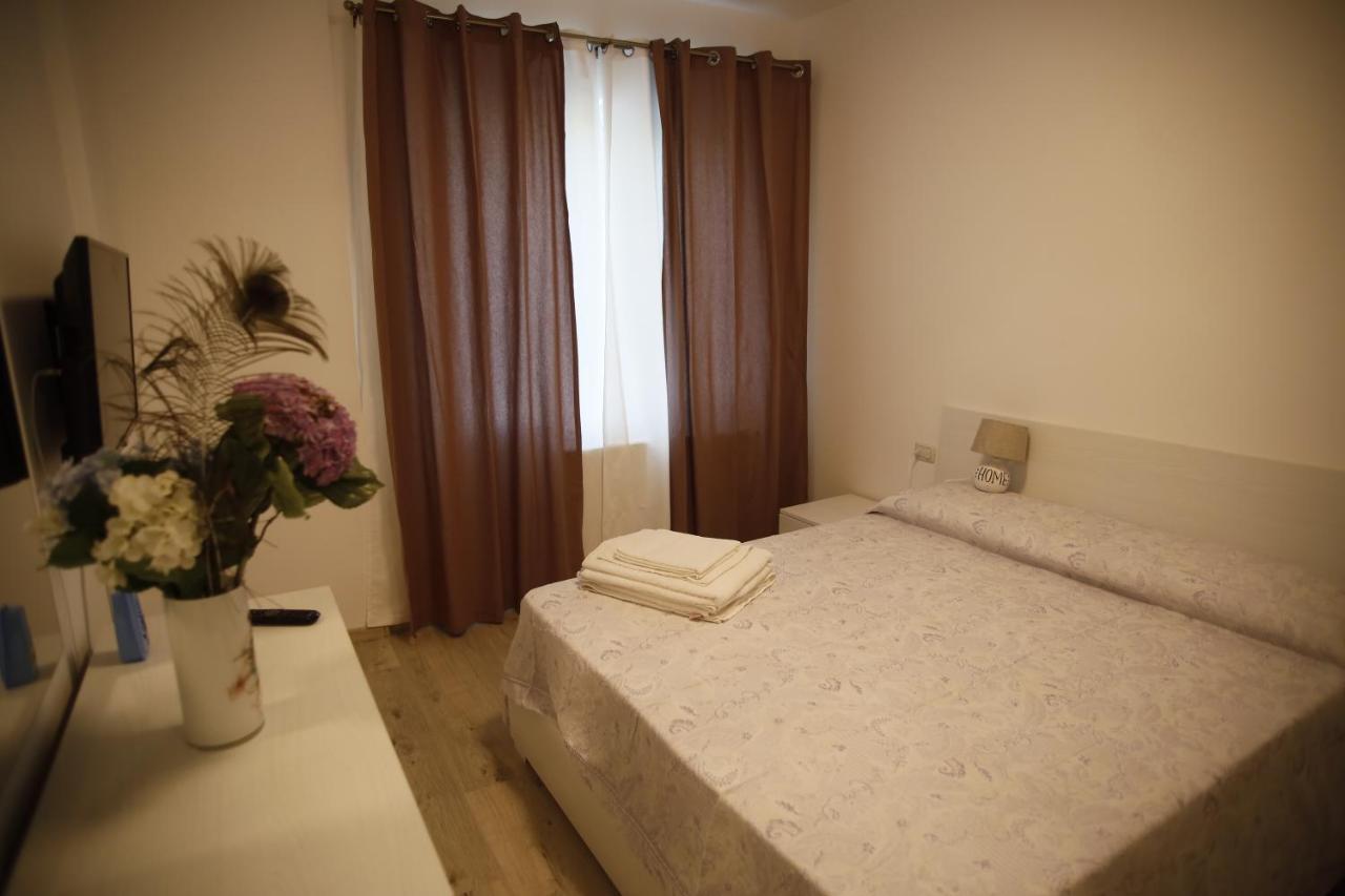 Lar Apartment Focşani Esterno foto