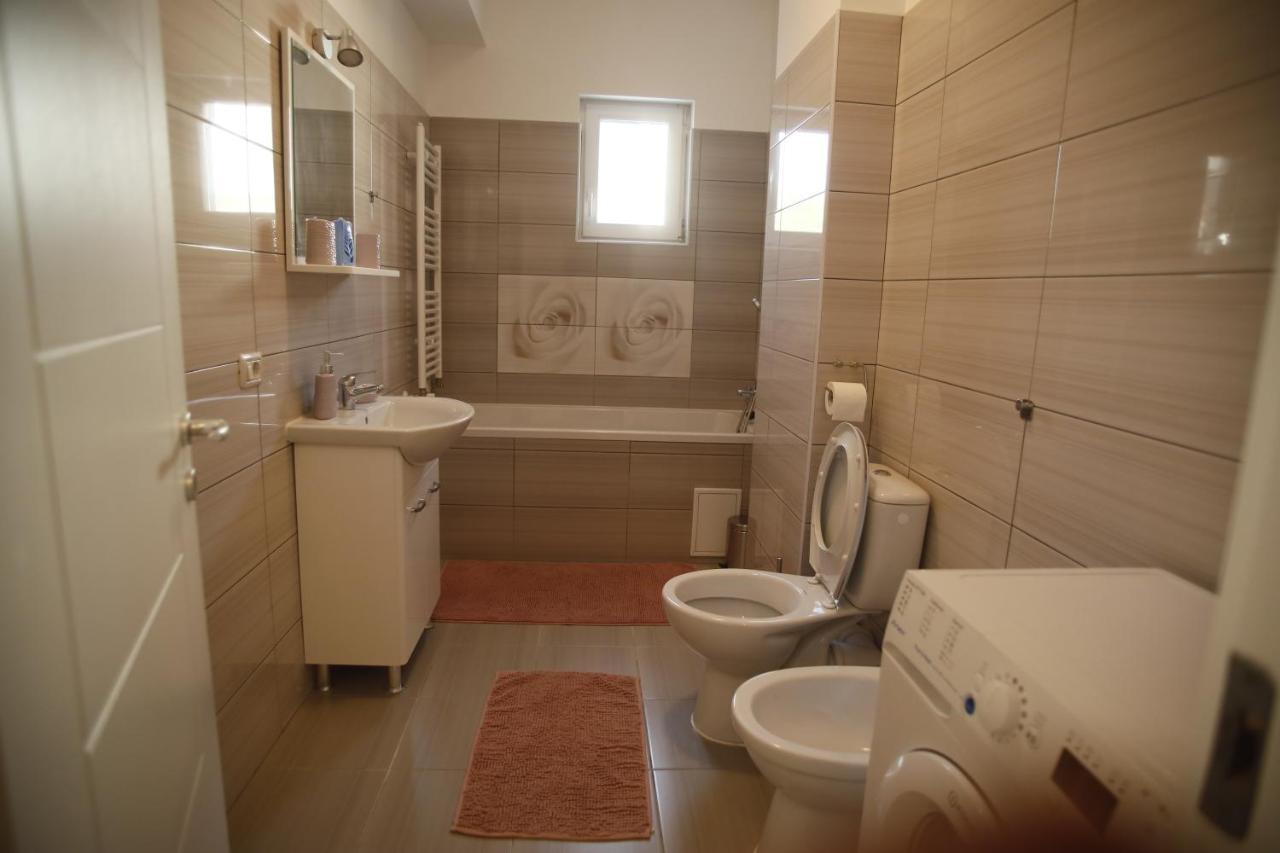 Lar Apartment Focşani Esterno foto