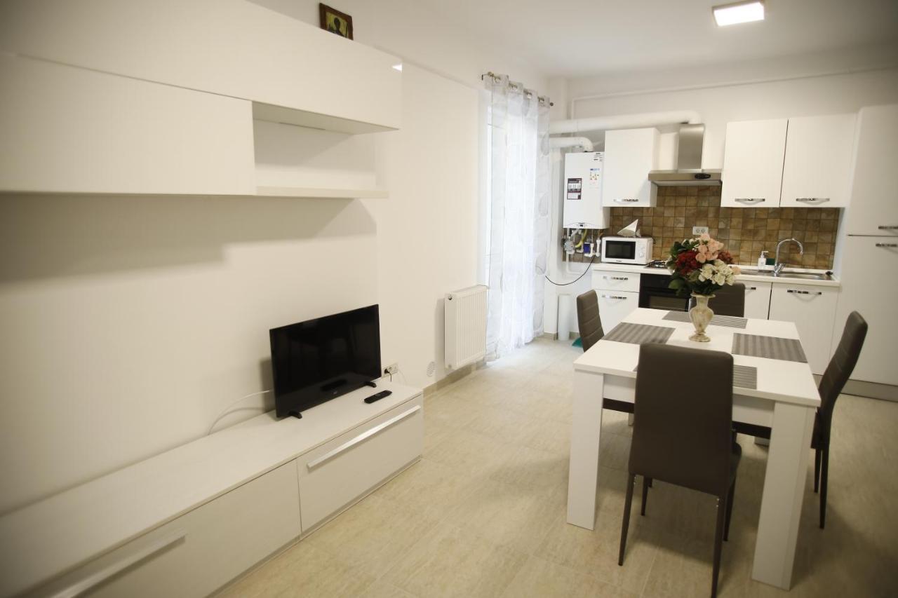 Lar Apartment Focşani Esterno foto